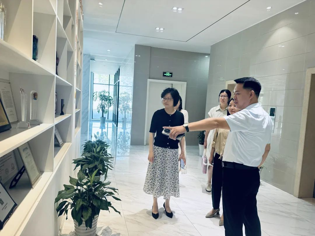 新闻 | 吴泾镇党委领导莅临EVO视讯，夏送清凉，慰问一线