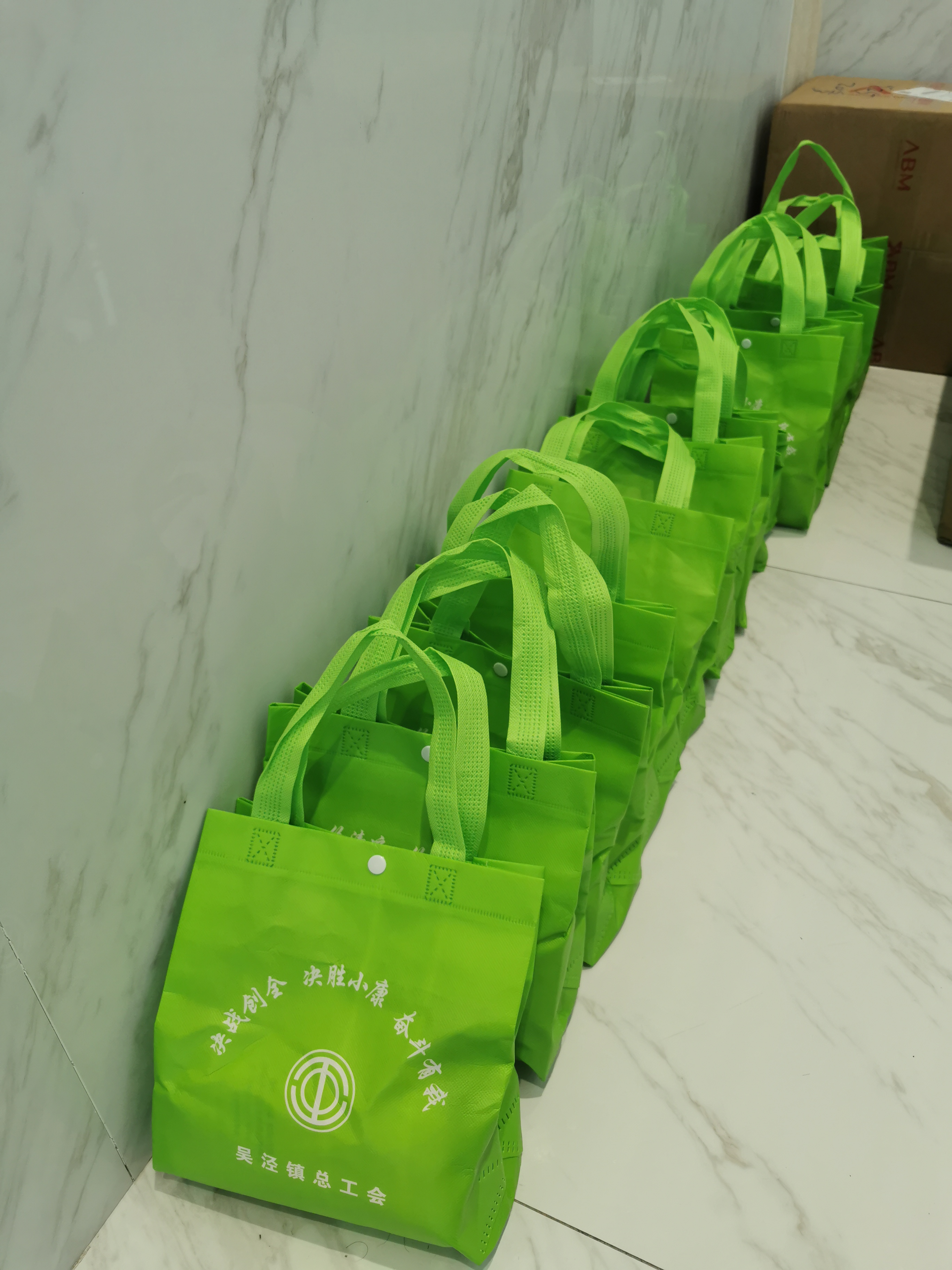 关爱职工 · 夏送清凉 | EVO视讯工会赴一线送清凉，致敬高温下的坚守