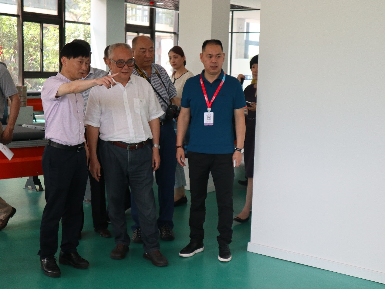 新闻 | 无锡市原政协领导、吴泾镇党委领导一行莅临EVO视讯参观考察